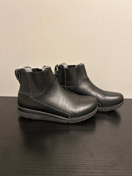 Boots Ankle Flats By KURU In Black, Size: 6