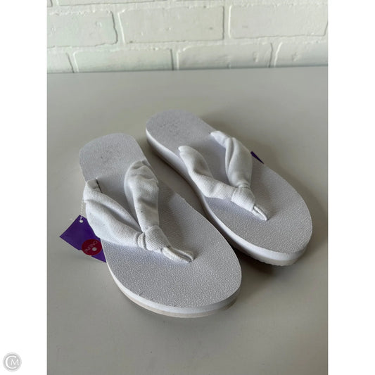 Sandals Flip Flops By Clothes Mentor In White, Size: 8