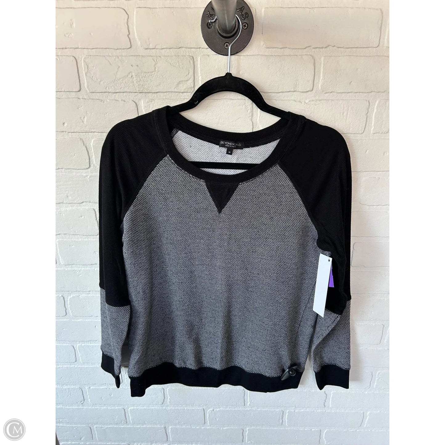 Athletic Top Long Sleeve Crewneck By Beyond Yoga In Black & Grey, Size: M