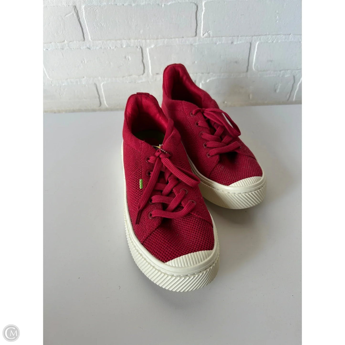 Shoes Sneakers By Cariuma In Red, Size: 7.5