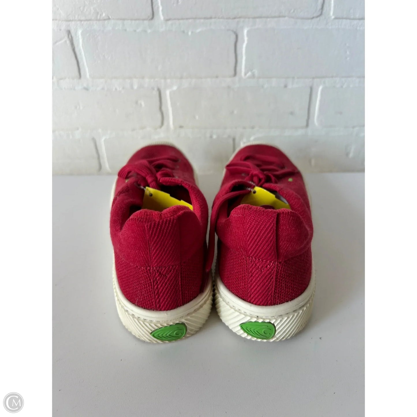 Shoes Sneakers By Cariuma In Red, Size: 7.5