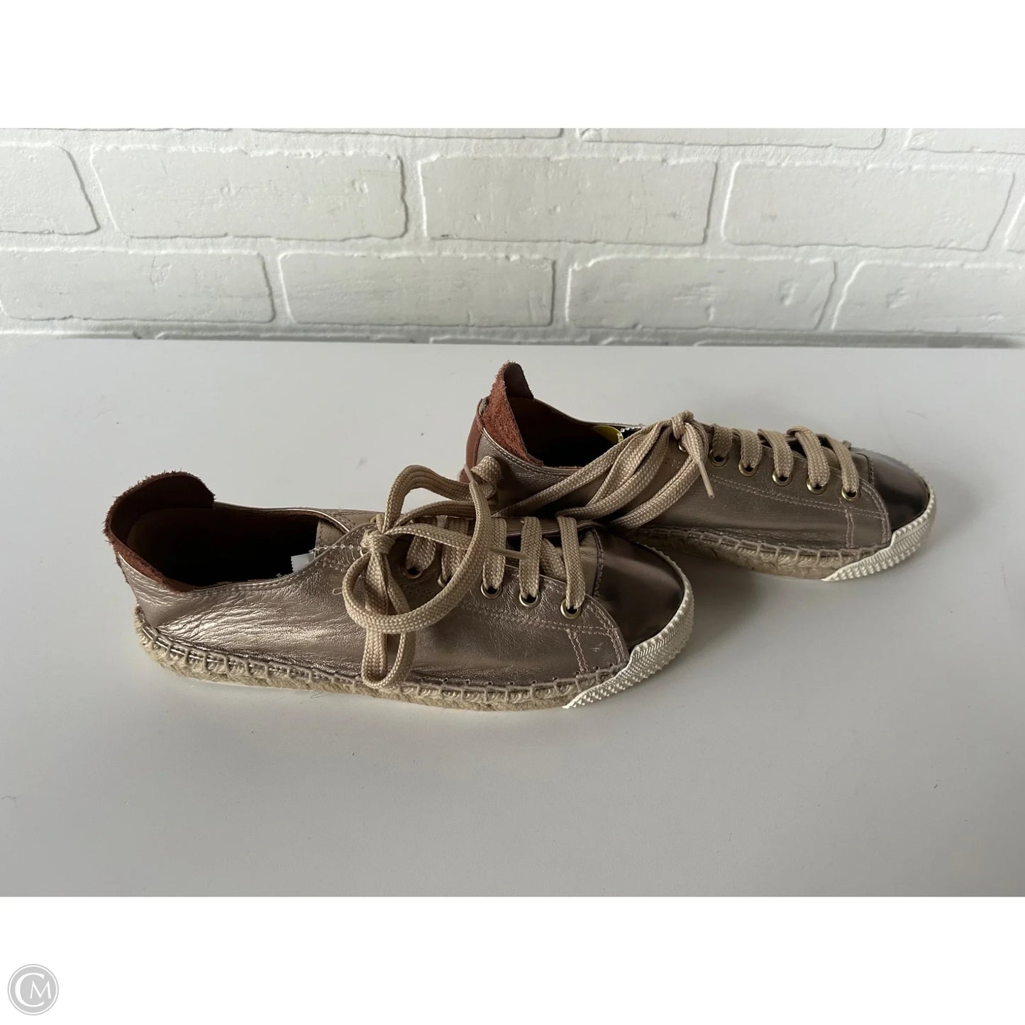 Shoes Sneakers By Clothes Mentor In Gold, Size: 6.5