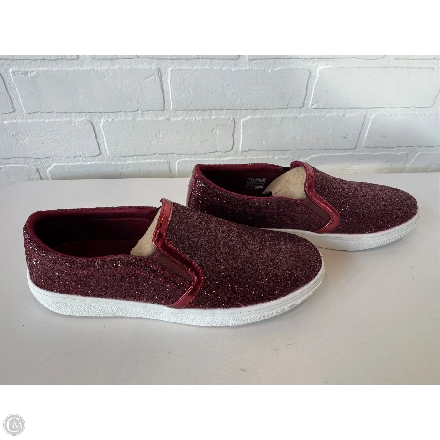 Shoes Sneakers By Skechers In Red & White, Size: 9