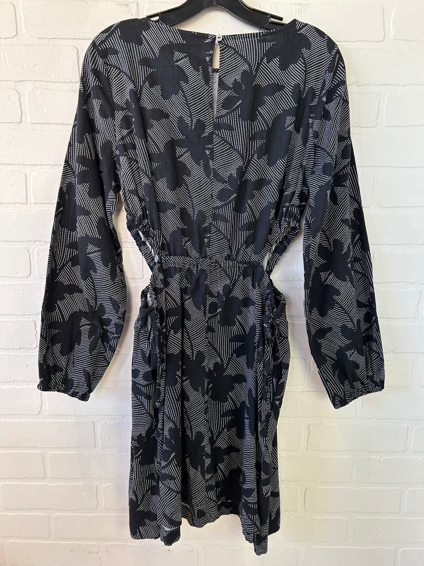Dress Casual Short By Universal Thread In Black & White, Size: M