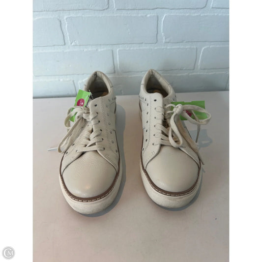 Shoes Sneakers By Crown Vintage In Cream, Size: 7