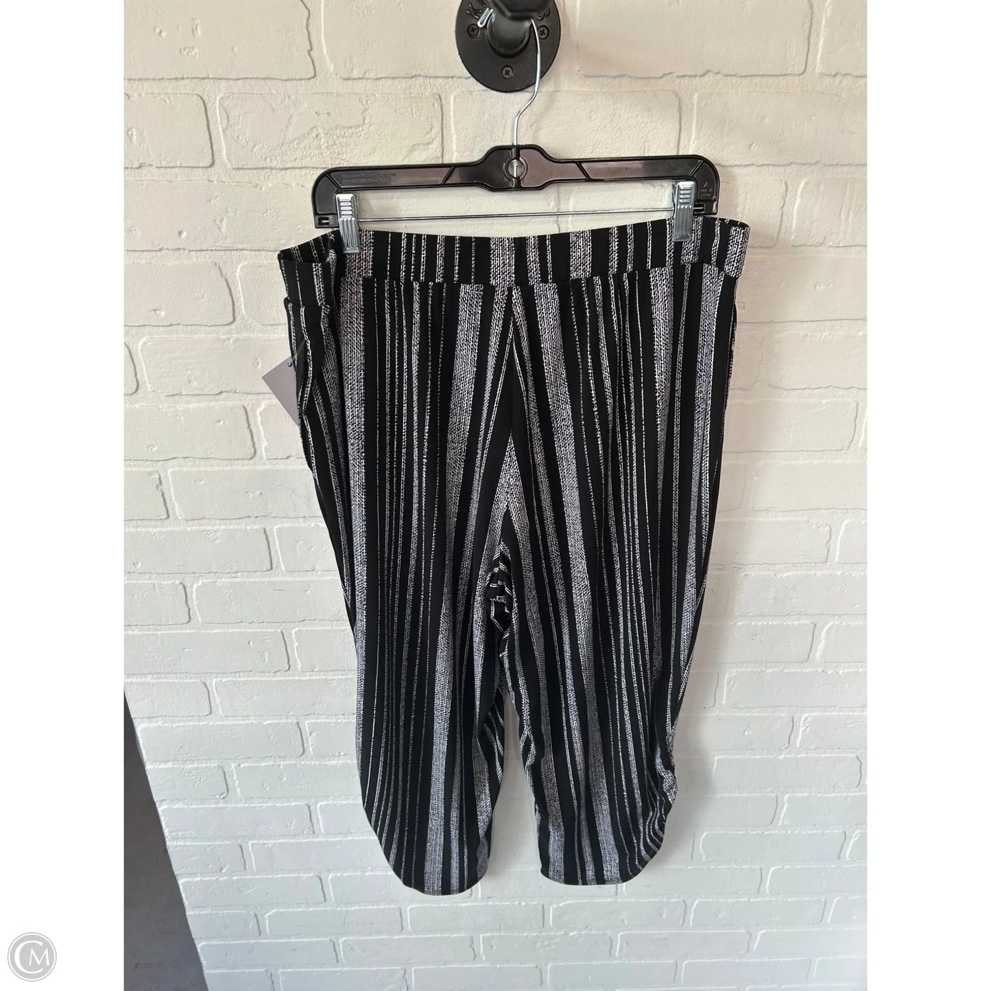 Capris By Susan Graver In Black & Cream, Size: 12