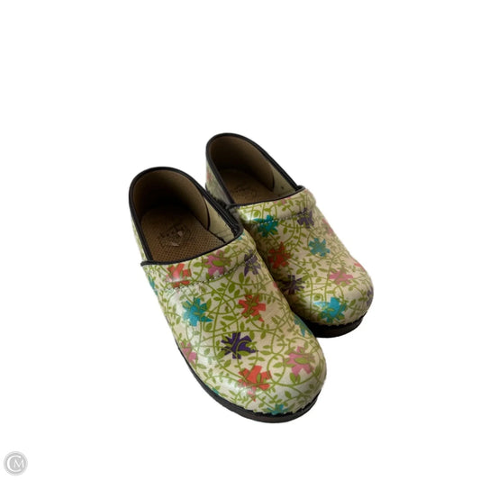 Shoes Flats By Dansko In Green & Tan, Size: 7.5