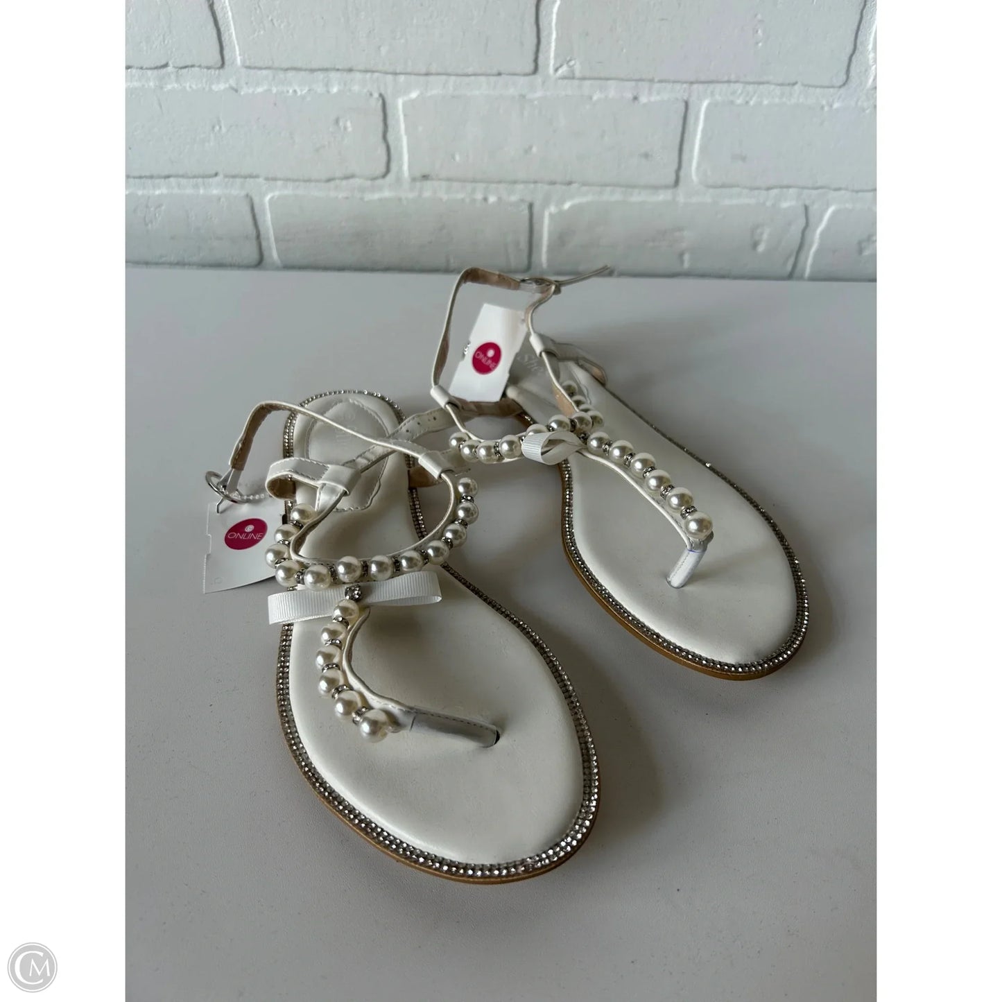 Sandals Flats By Clothes Mentor In White, Size: 8.5