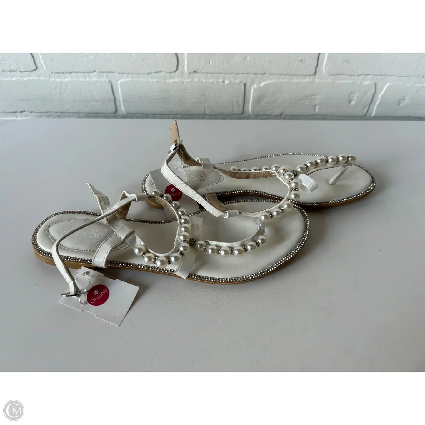 Sandals Flats By Clothes Mentor In White, Size: 8.5