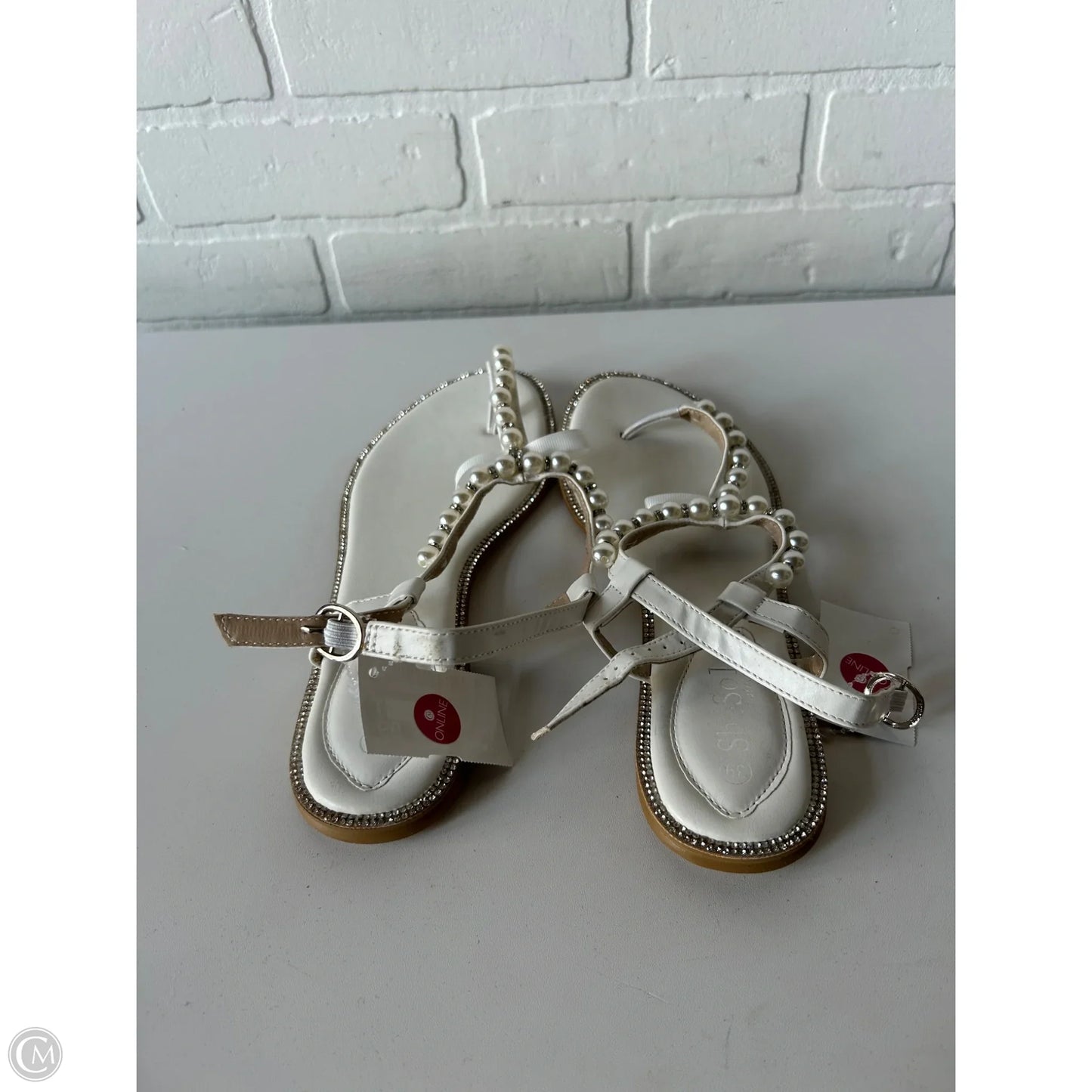 Sandals Flats By Clothes Mentor In White, Size: 8.5