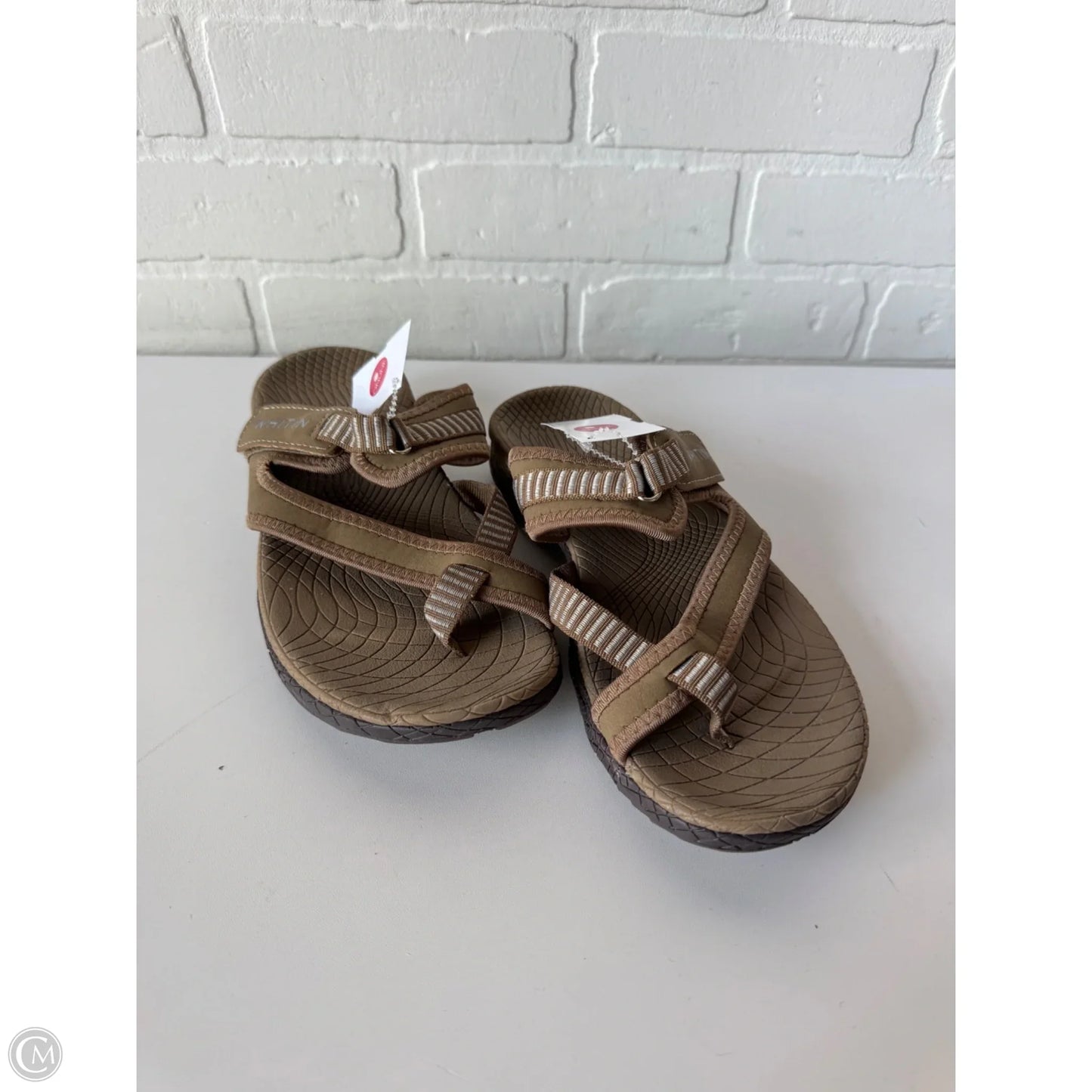 Sandals Flats By Clothes Mentor In Tan, Size: 7.5