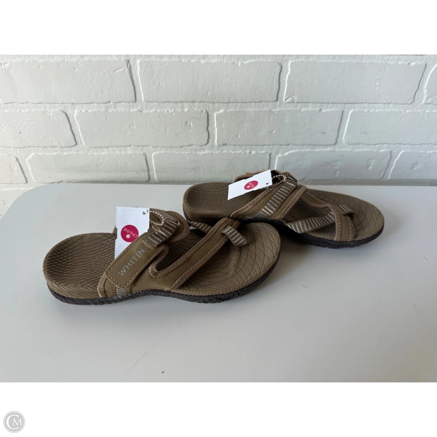 Sandals Flats By Clothes Mentor In Tan, Size: 7.5