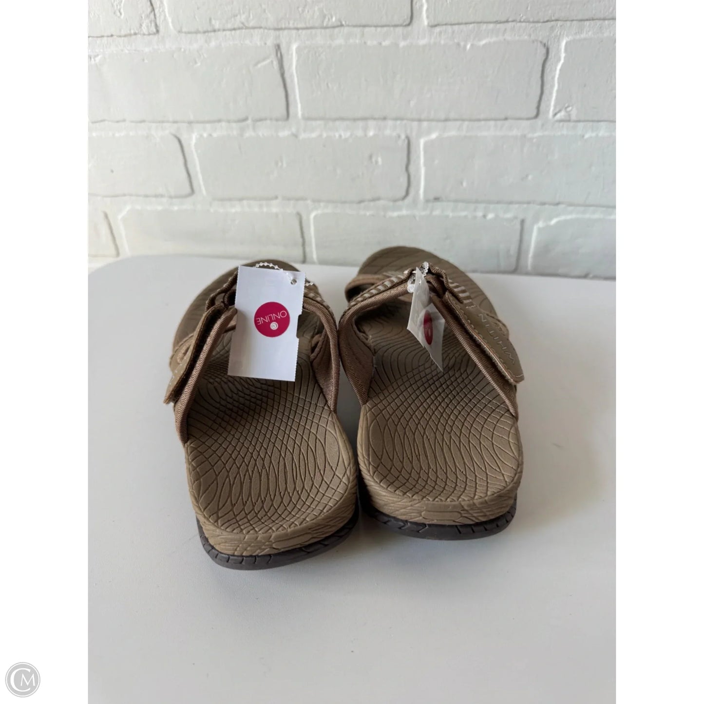 Sandals Flats By Clothes Mentor In Tan, Size: 7.5