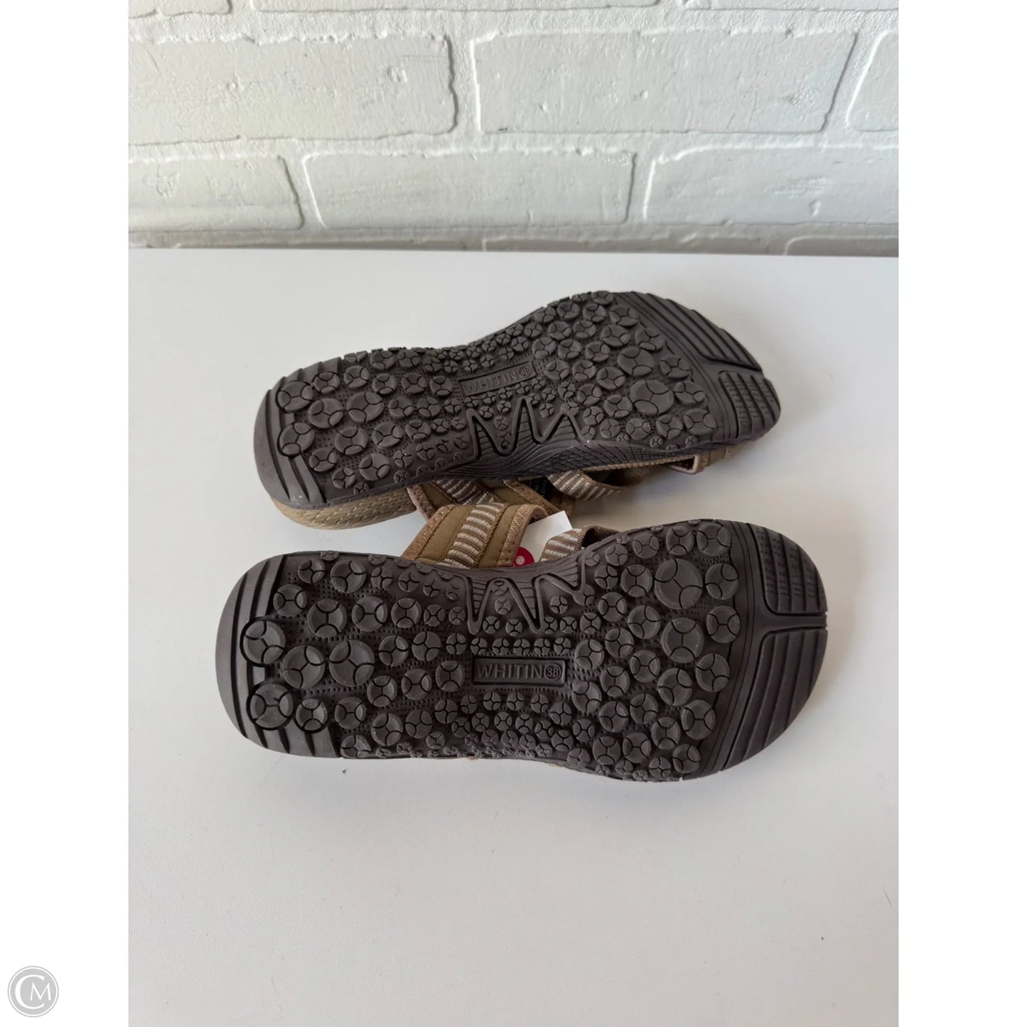 Sandals Flats By Clothes Mentor In Tan, Size: 7.5