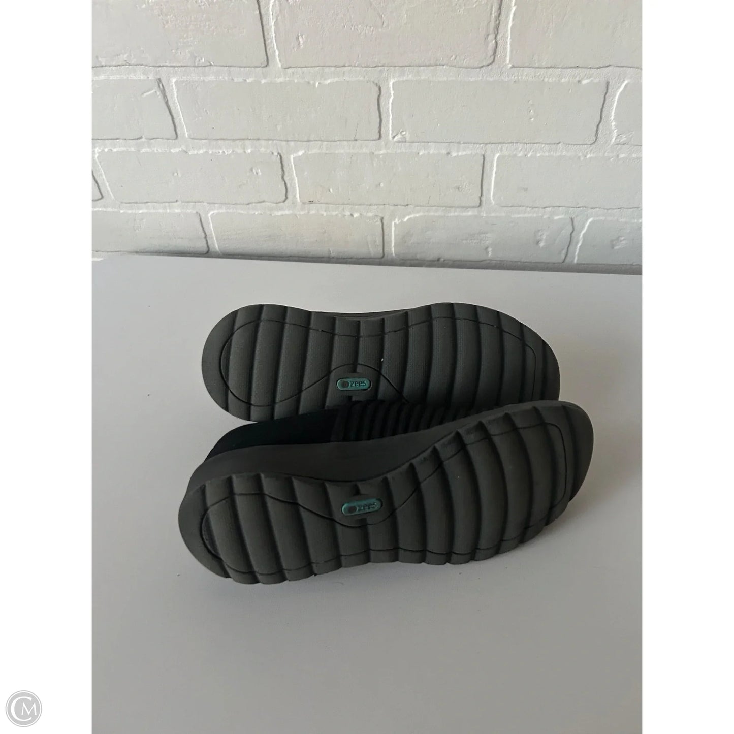 Shoes Sneakers By Bzees In Black, Size: 8