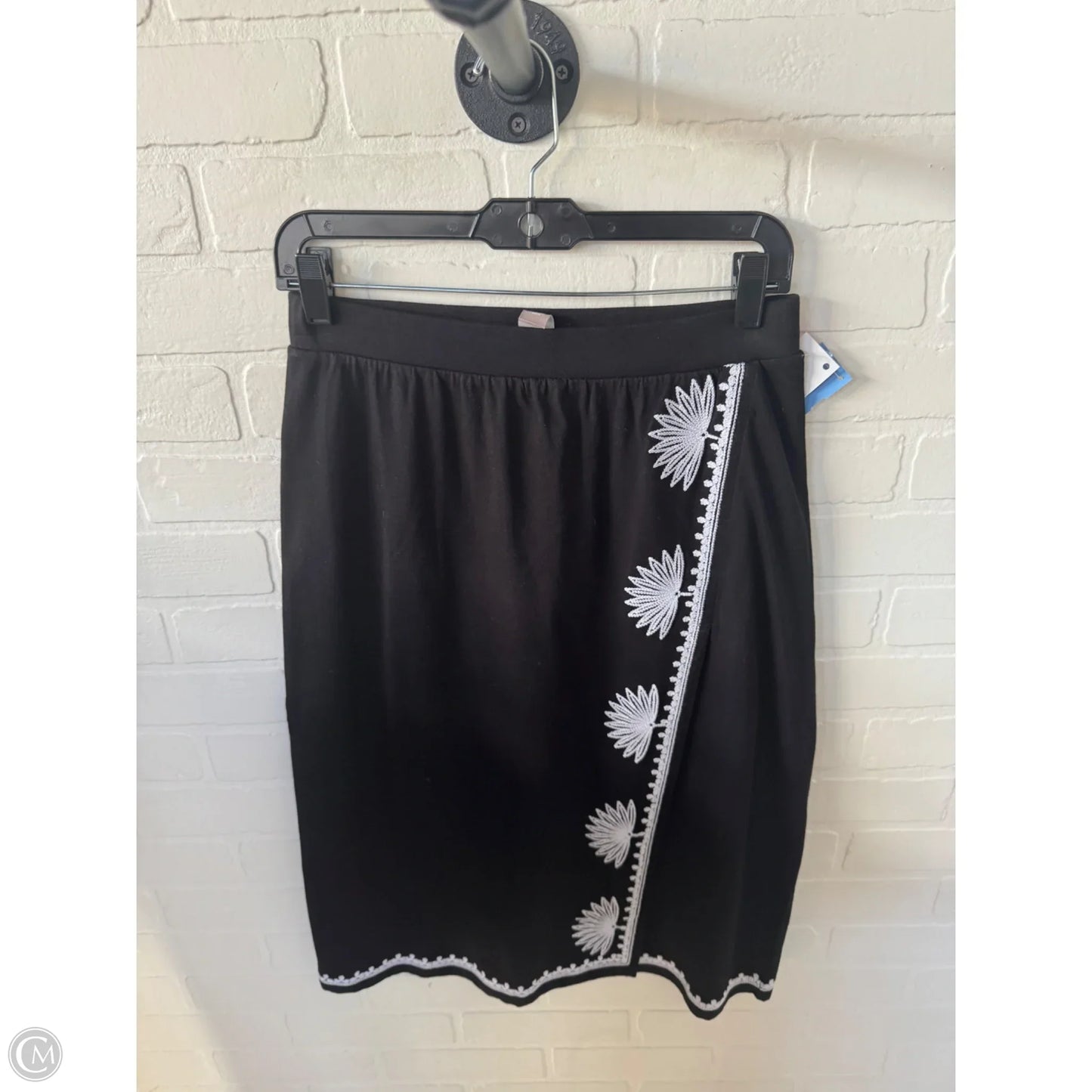 Skirt Midi By Chicos In Black & White, Size: 4