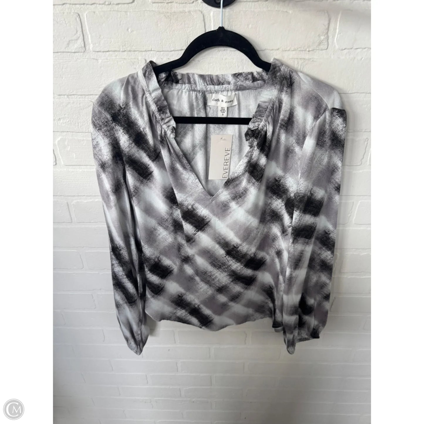 Top Long Sleeve By Cloth & Stone In Grey & White, Size: S