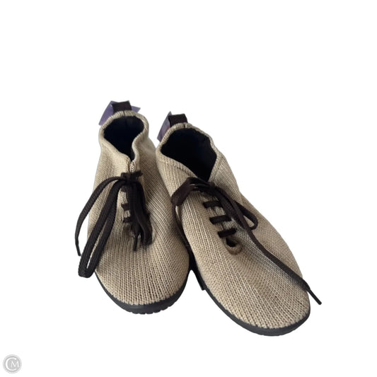Shoes Sneakers By Clothes Mentor In Brown, Size: 6.5