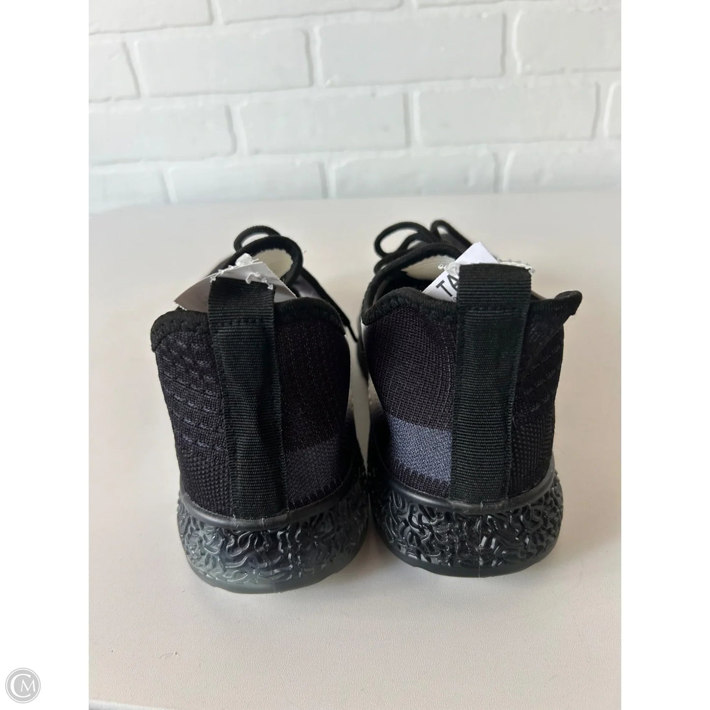 Shoes Athletic By Cmc In Black & White, Size: 9