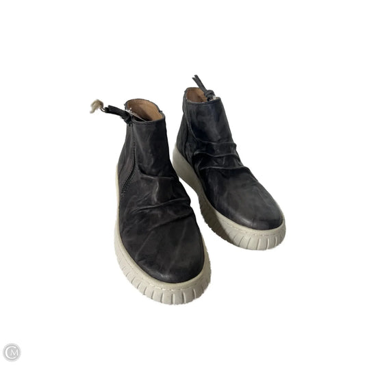 Boots Ankle Flats By Sofft In Grey, Size: 7.5