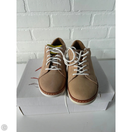 Shoes Flats By Clarks In Tan, Size: 5