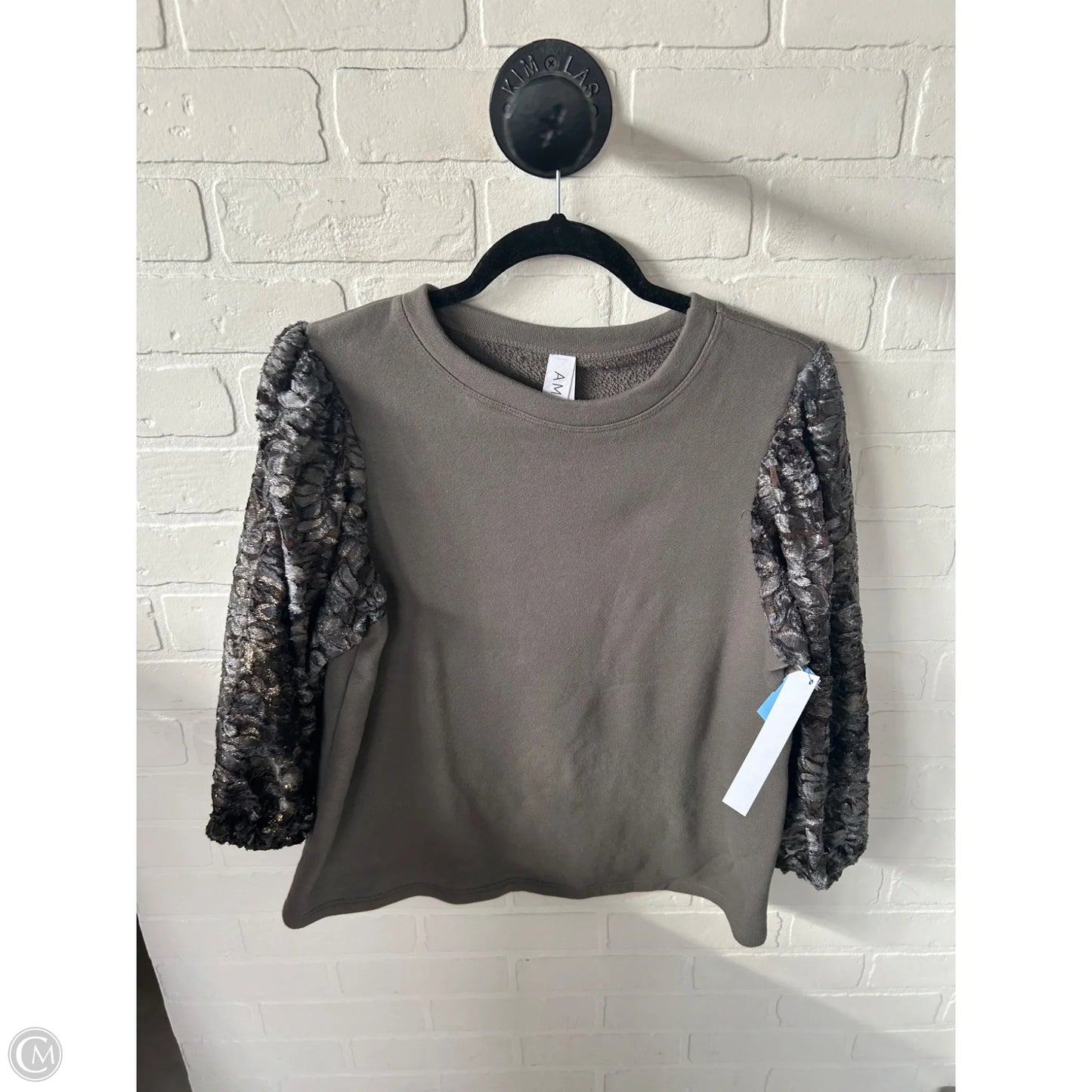 Top 3/4 Sleeve By Amadi In Grey, Size: M