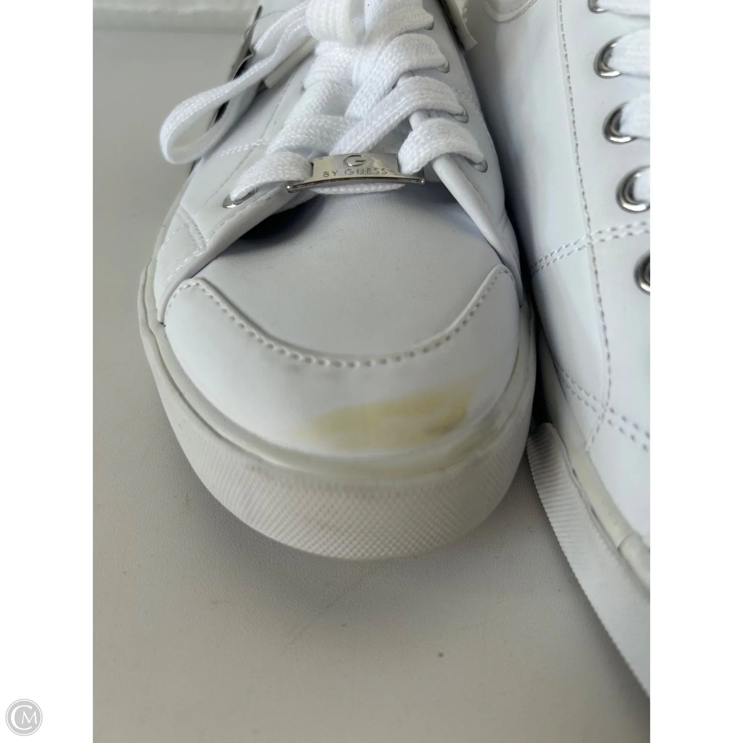 Shoes Sneakers By Guess In White, Size: 8.5