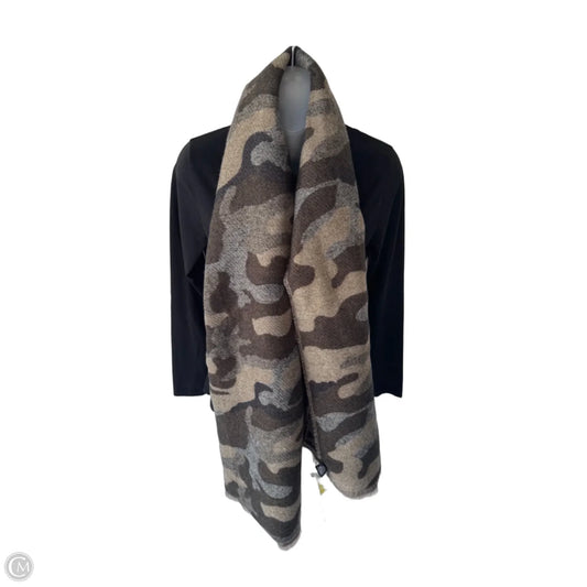 Scarf Winter By Clothes Mentor In Cream & Green