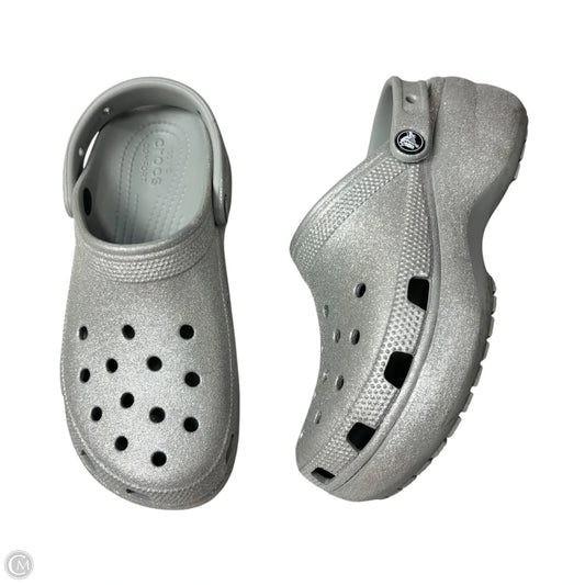 Shoes Flats By Crocs In Silver, Size: 8