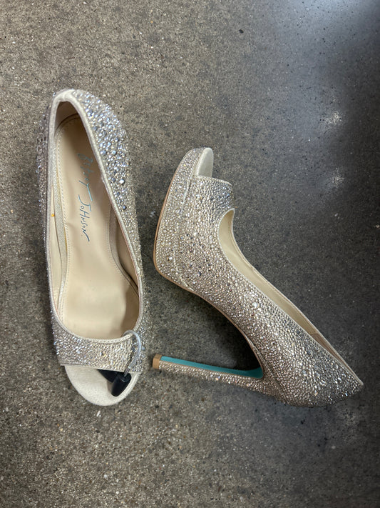 Shoes Heels Stiletto By Betsey Johnson In Gold, Size:8