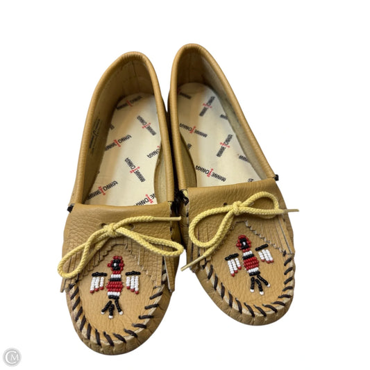 Shoes Flats By Minnetonka In Cream, Size: 7