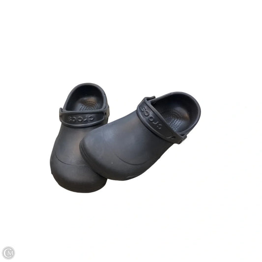 Shoes Flats By Crocs In Black, Size: 7