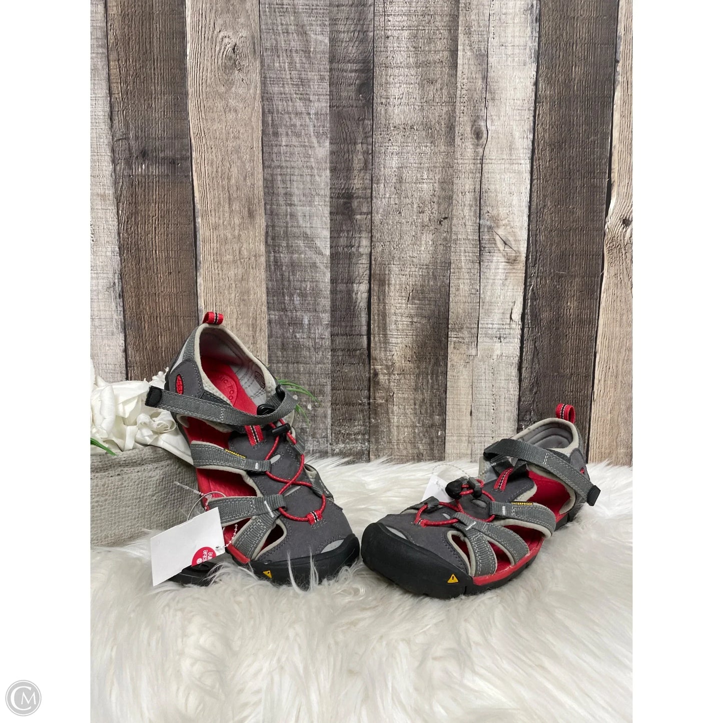 Shoes Hiking By Keen In Grey & Red, Size: 6