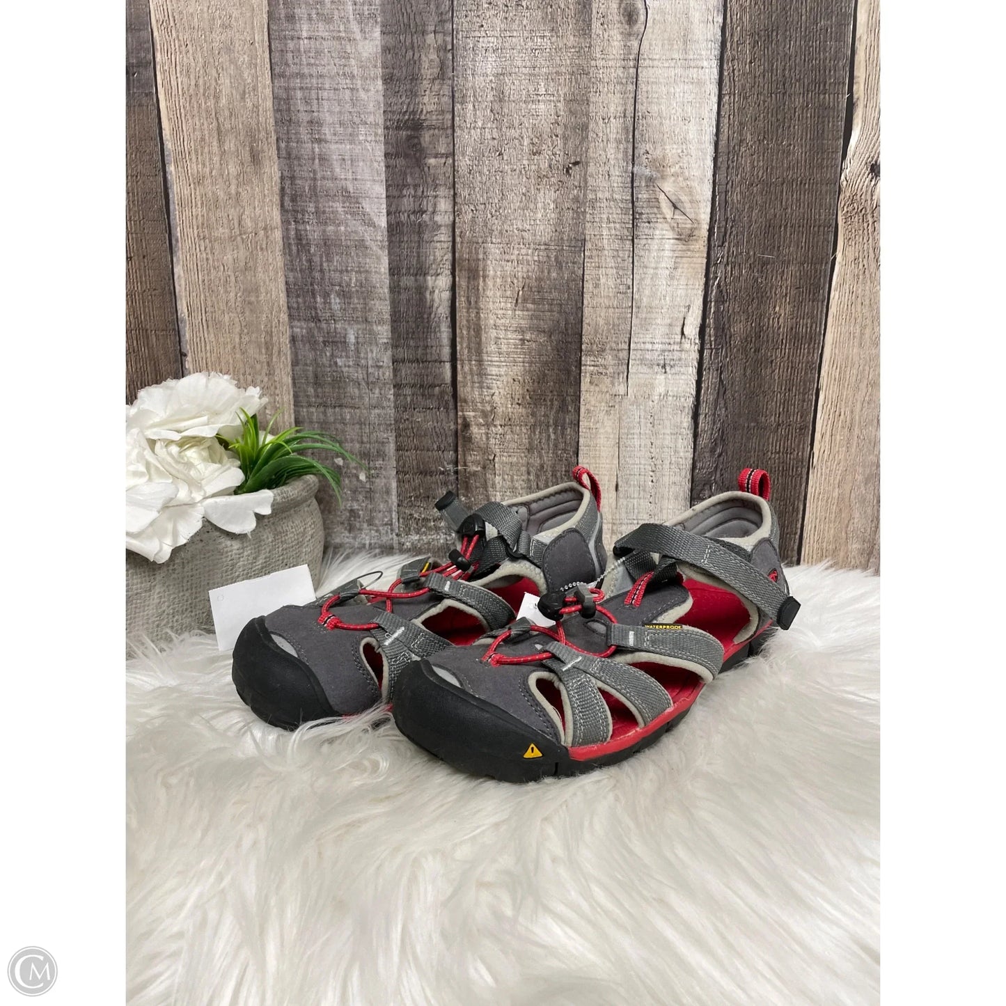 Shoes Hiking By Keen In Grey & Red, Size: 6