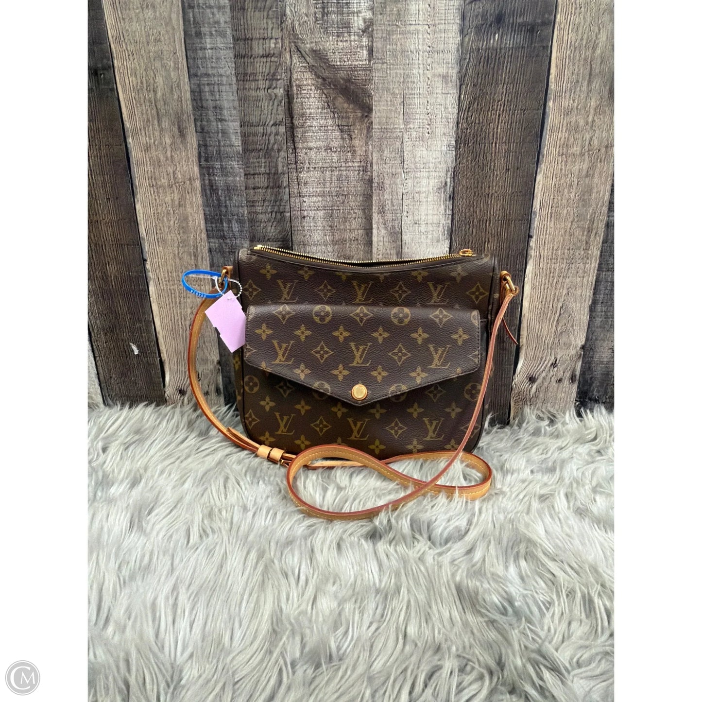 Crossbody Luxury Designer By Louis Vuitton, Size: Medium