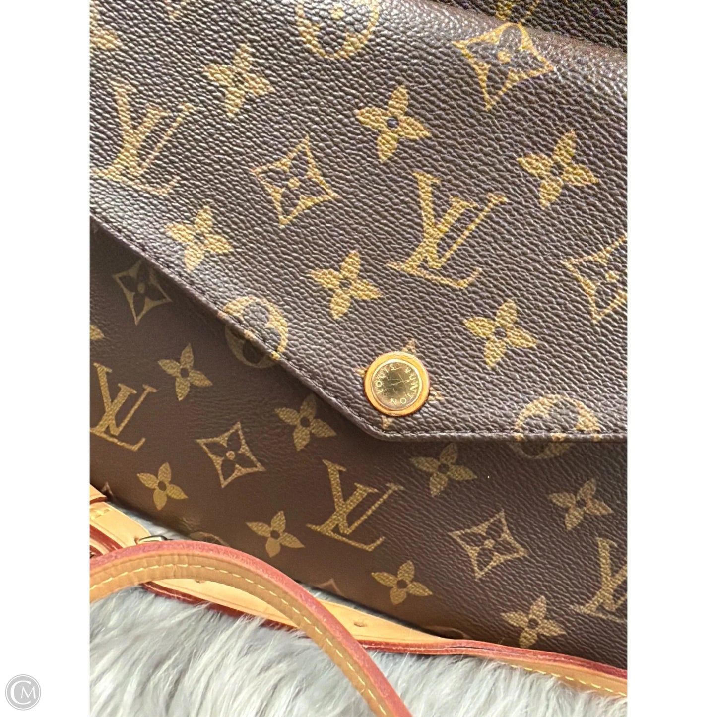 Crossbody Luxury Designer By Louis Vuitton, Size: Medium