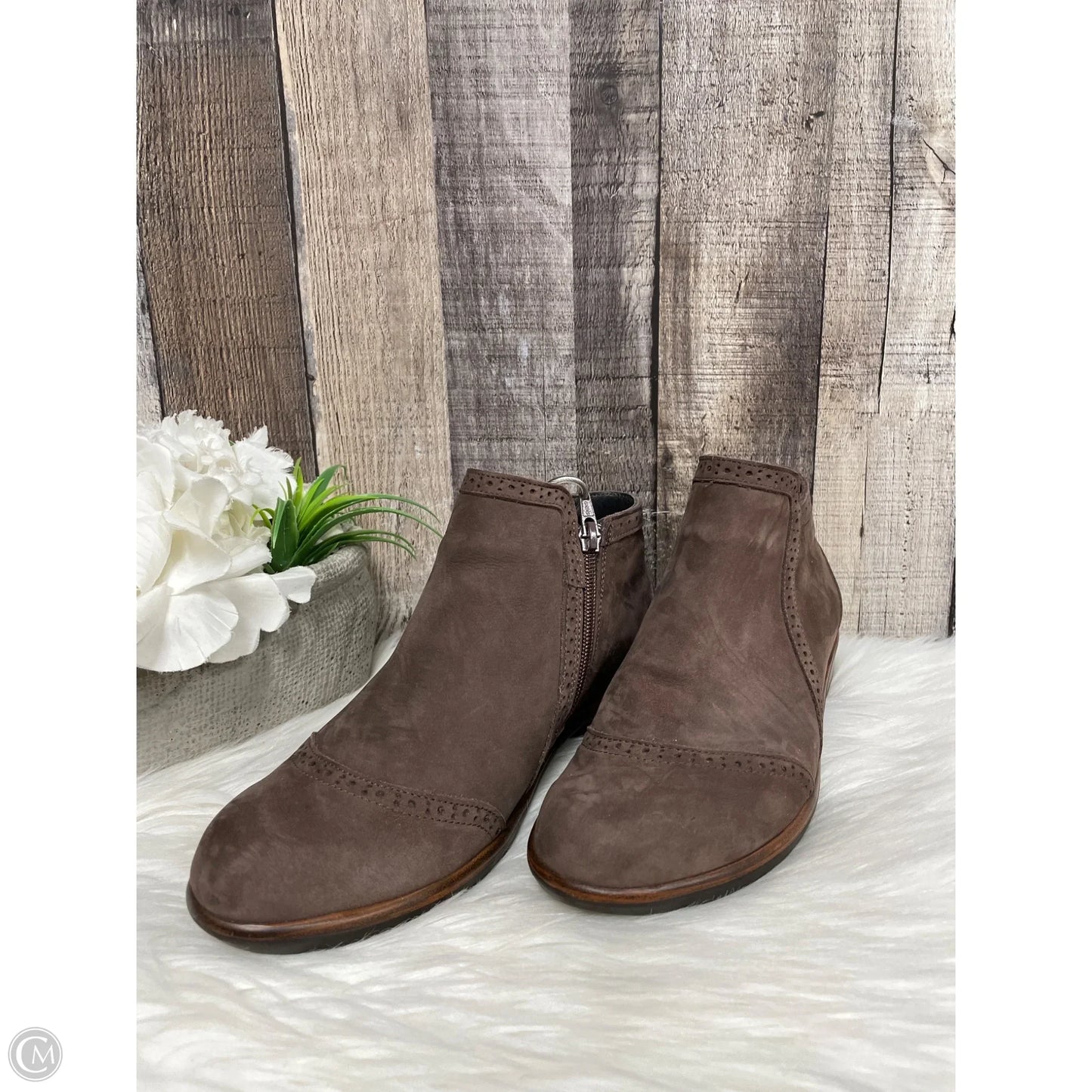 Boots Ankle Flats By Naot In Brown, Size: 7