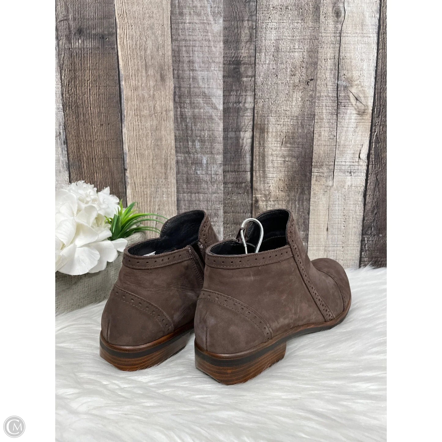 Boots Ankle Flats By Naot In Brown, Size: 7