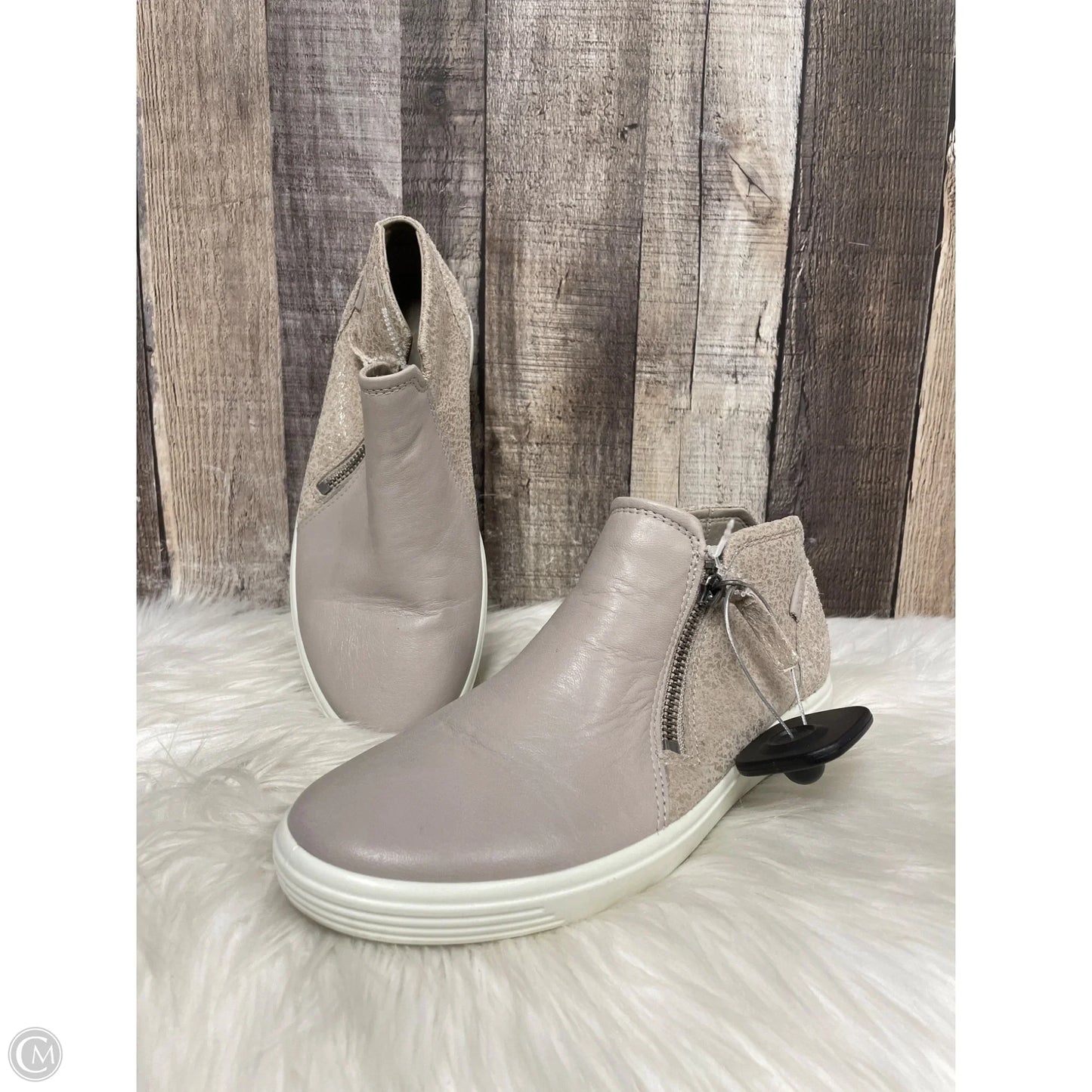 Boots Ankle Flats By Ecco In Grey, Size: 6