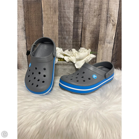 Shoes Flats By Crocs In Grey, Size: 7