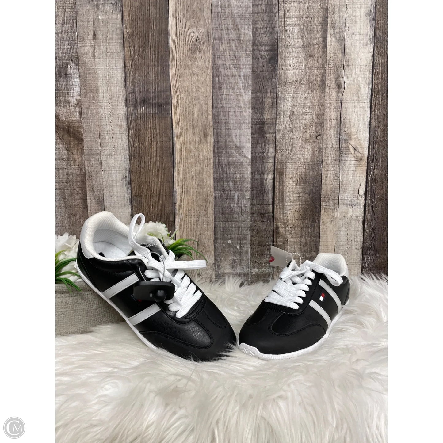 Shoes Sneakers By Tommy Hilfiger In Black & White, Size: 7