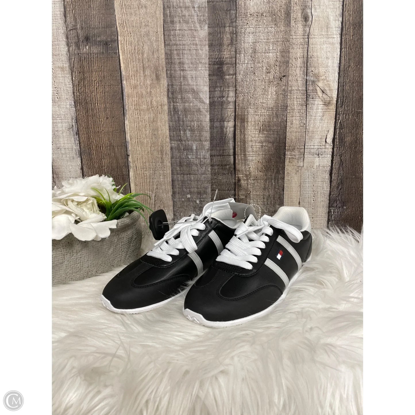 Shoes Sneakers By Tommy Hilfiger In Black & White, Size: 7