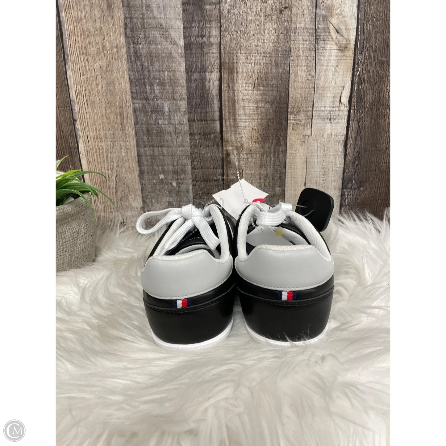 Shoes Sneakers By Tommy Hilfiger In Black & White, Size: 7