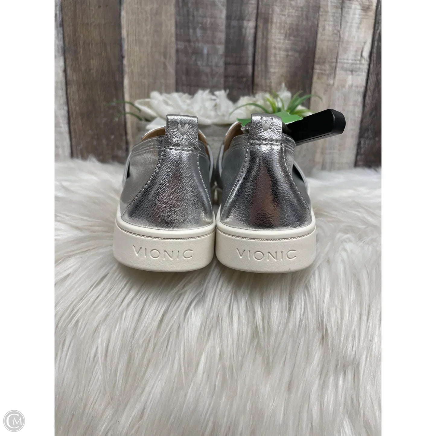 Shoes Flats By Vionic In Silver, Size: 7