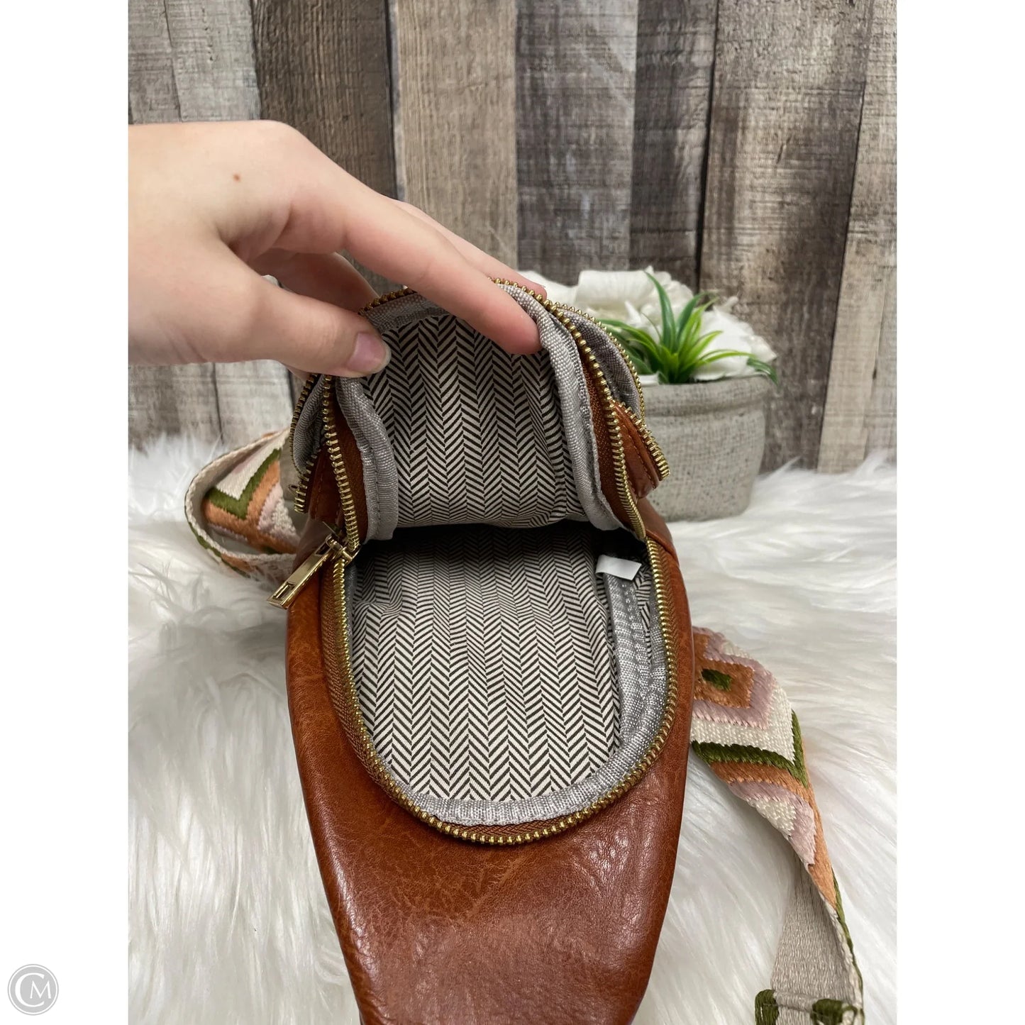 Crossbody By Cmf, Size: Medium