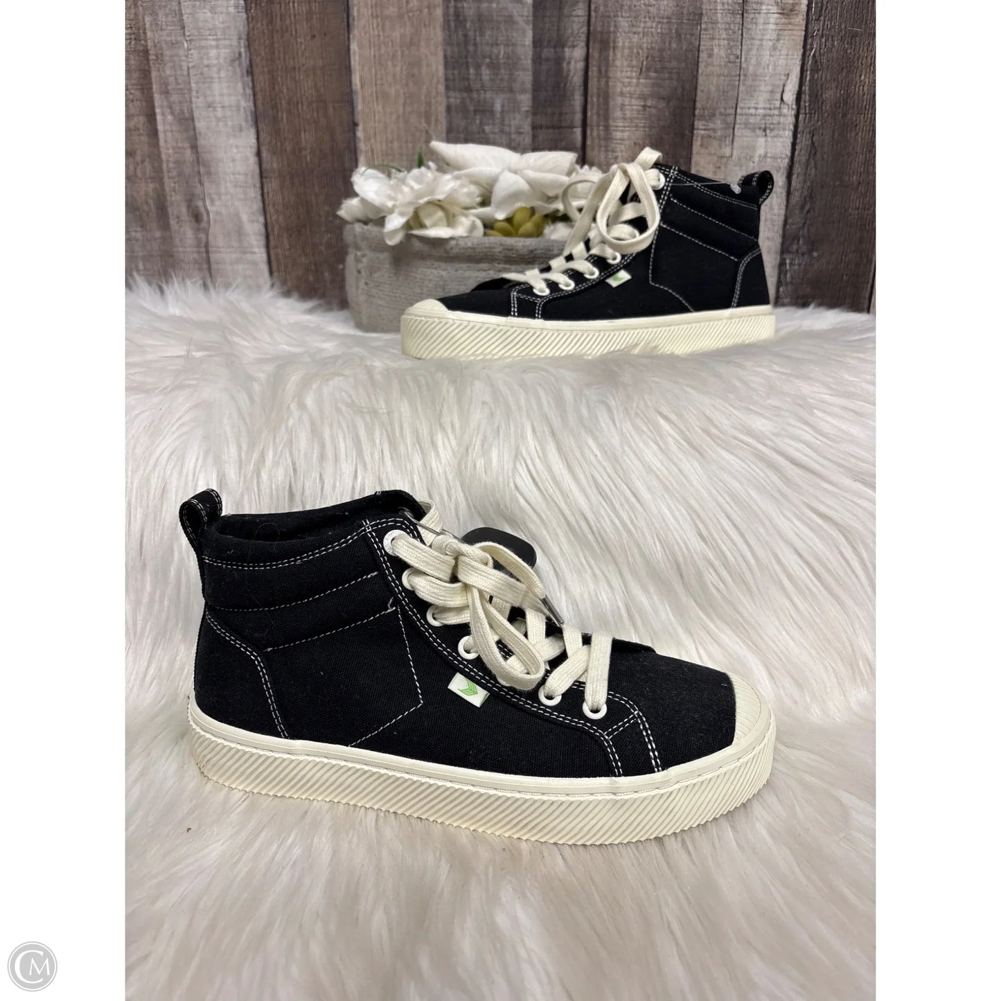 Shoes Sneakers By Cariuma In Black, Size: 8