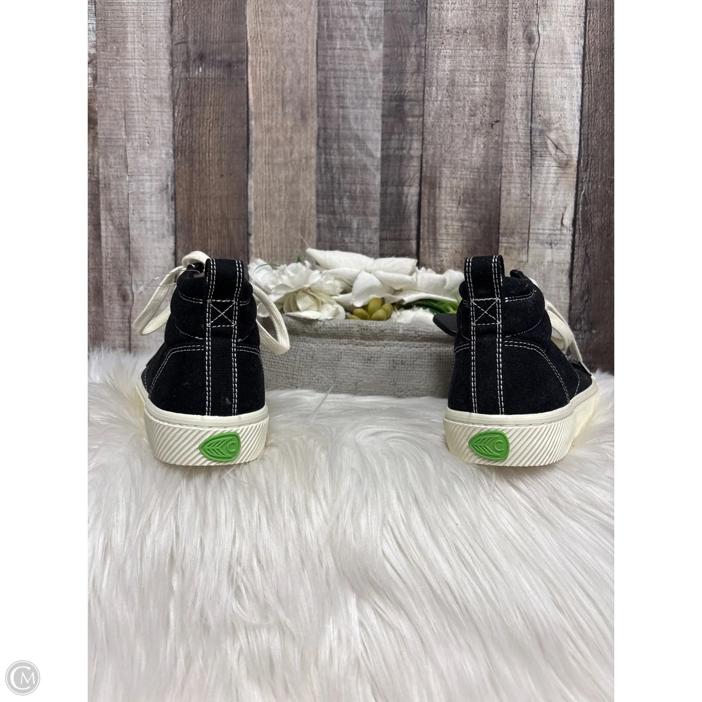 Shoes Sneakers By Cariuma In Black, Size: 8