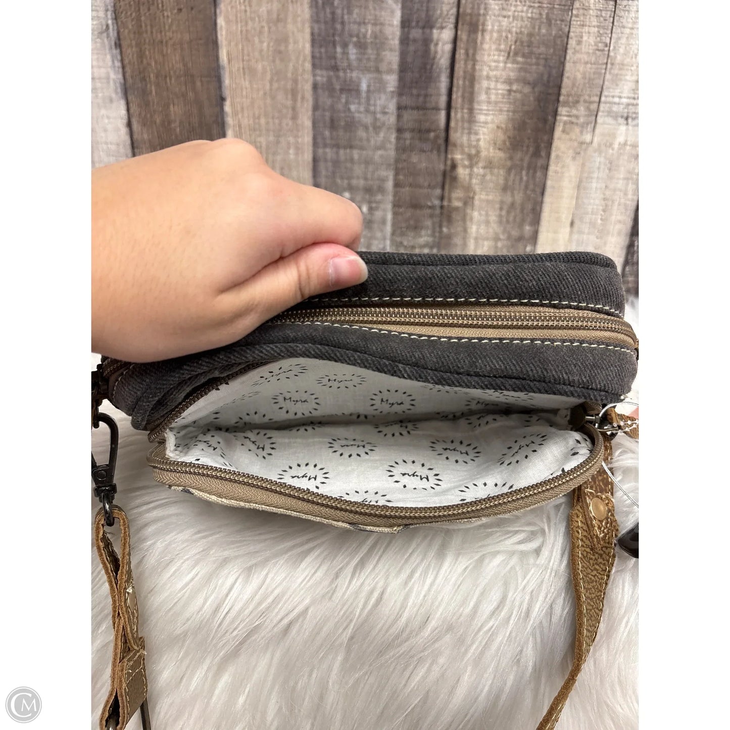 Crossbody By Mystree, Size: Medium