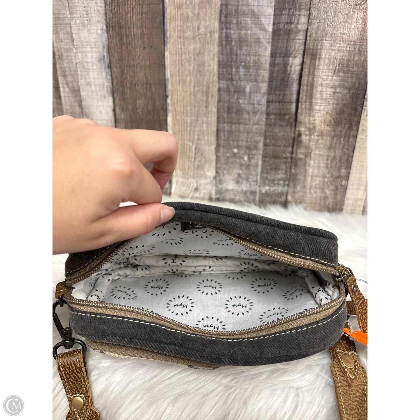 Crossbody By Mystree, Size: Medium