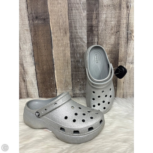 Shoes Flats By Crocs In Grey, Size: 9